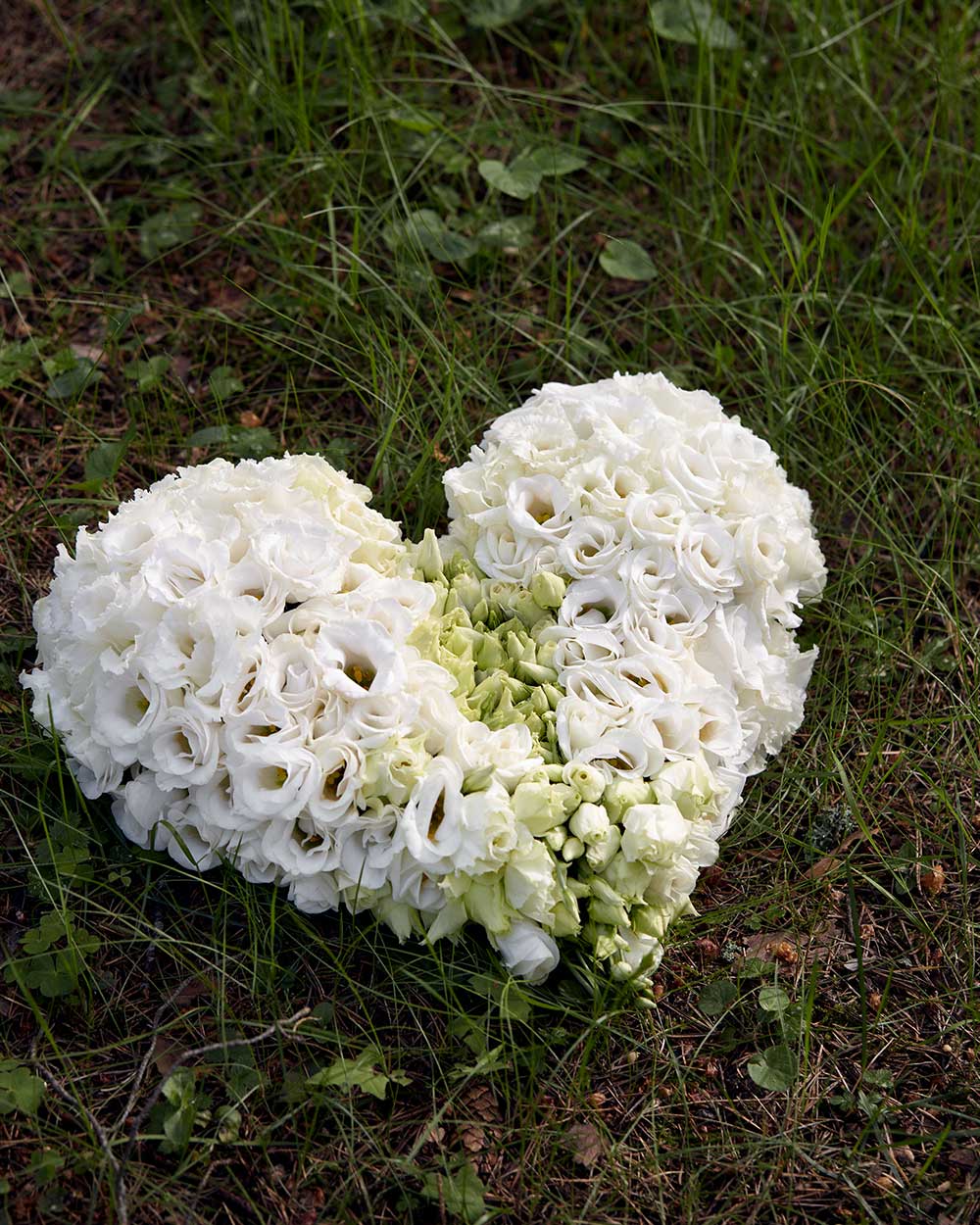 Begravnings-Tema-Ljusa-Minnen-Blomsterhjärta-Stående.jpg